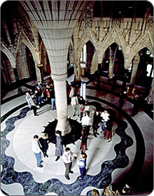 Des visiteurs dans la rotonde de la Confédération du Parlement © Bibliothèque du Parlement / Mone's Photography