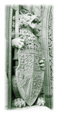 Photo de la sculpture en pierre du lion de l’arche principale de la Tour de la Paix. Le lion tient les armoiries royales du Royaume-Uni et le drapeau de l’Union royale.
