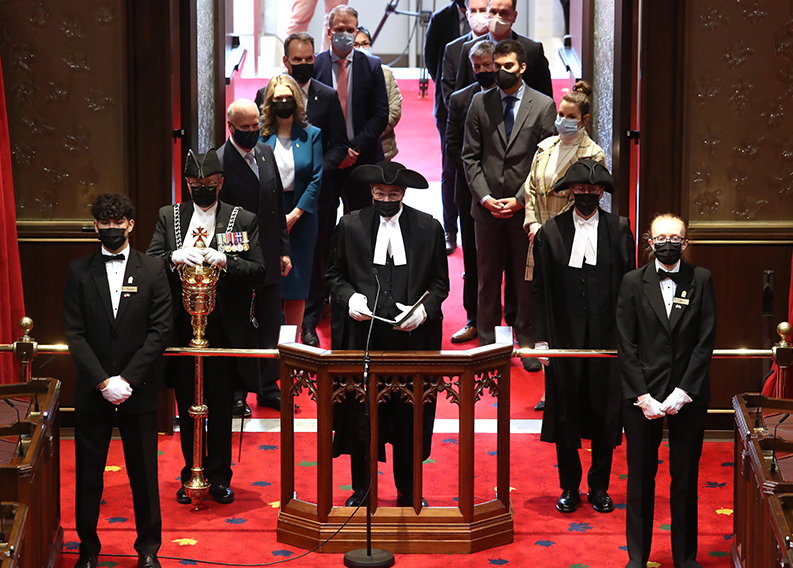 Le Président Rota durant le discours du Trône, le 23 novembre 2022. Le Président de la Chambre et les députés ne sont pas admis dans la Chambre du Sénat au-delà de la barre en laiton située à l’entrée, une barrière qui symbolise l’indépendance des deux chambres du Parlement.