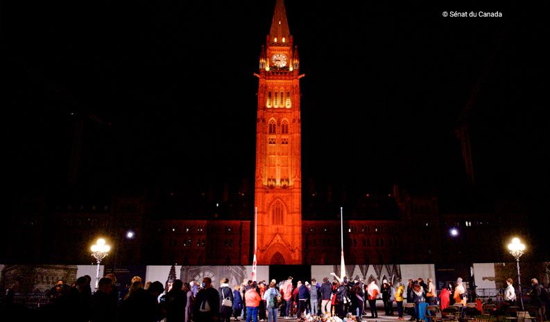 La Tour de la paix sur la colline parlementaire est illuminée en orange