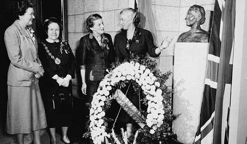 Présentation officielle du buste d’Agnes Campbell Macphail le 8 mars 1955. (de gauche à droite) Margaret Aitken, députée; Charlotte Whitton, mairesse d’Ottawa; l’honorable Cairine Wilson, sénatrice; et l’honorable Ellen Fairclough, secrétaire d’État.