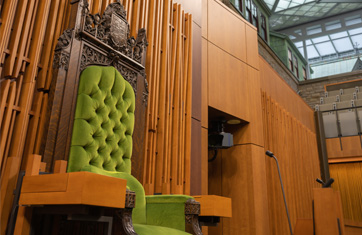 Le fauteuil vert en chêne dans lequel le Président s’assoit dans la Chambre
