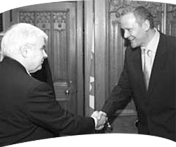 Son Excellence M. Cyril Svoboda, ministre des Affaires étrangères de la République Tchèque ainsi que le Président Milliken