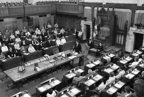 Photo d'Audrey O'Brien, greffière de la Chambre des communes, s'adresse aux employés lors d'une journée portes ouvertes