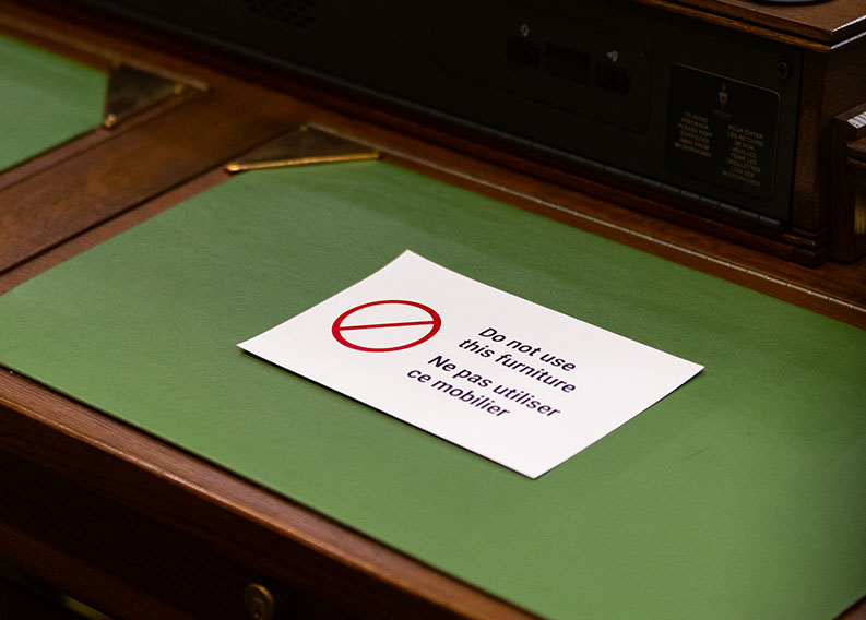 Photo de la signalisation apposée sur les bureaux de députés pour faire respecter la consigne de distanciation physique