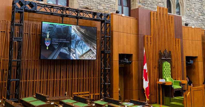 Photo du nouvel écran installé dans la Chambre des communes pour permettre aux députés à la Chambre de voir leurs collègues participant à distance
