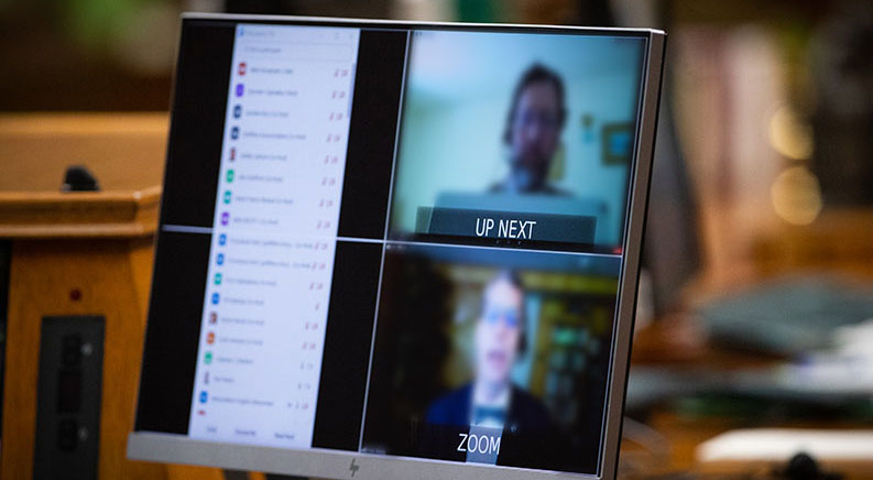 Photo d'un écran d'ordinateur présentant une réunion de comité virtuelle