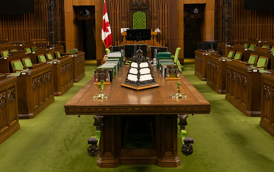 Le Bureau du greffier et le fauteuil du Président, juste derrière lui, indiquent aux députés le point central de la Chambre et la direction dans laquelle ils doivent diriger leurs regards, puisque c’est là que prennent place les personnes vers lesquelles tous les députés se tournent lorsqu’ils s’expriment ou demandent conseil durant les délibérations.