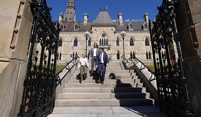 Des employés de député marchent sur la colline parlementaire