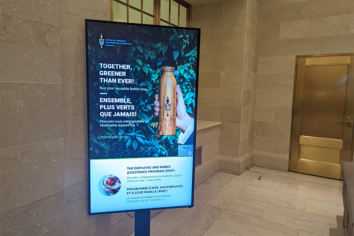 Affichage numérique dans un bâtiment de la Colline parlementaire