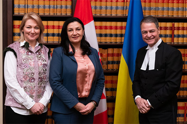 Speaker Rota with Ukrainian Members of Parliament Ivanna Klympush-Tsintsadze and Mariia Ionova during their visit to Ottawa.