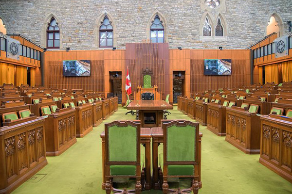 Une vue de la Chambre des communes vide depuis le plancher, regardant vers le fauteuil du Président