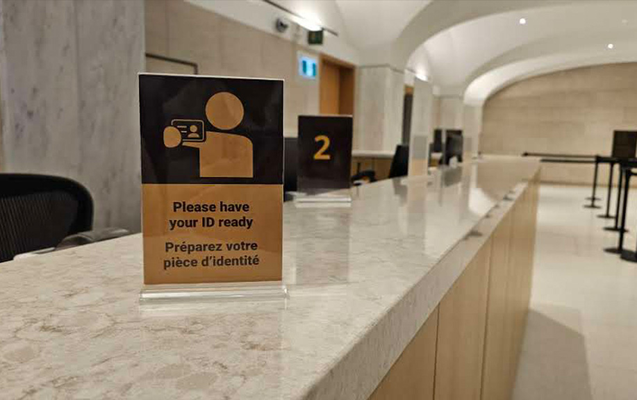 Le centre d’accueil rénové de la Chambre des communes avec une affiche disant que vous devez montrer une pièce d’identité