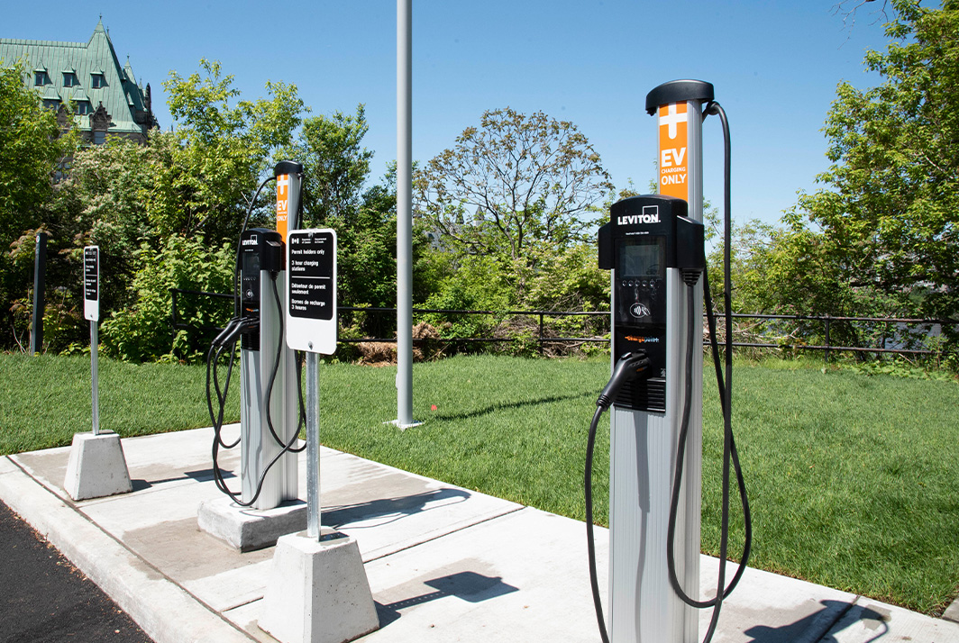 Bornes de recharge pour voitures électriques sur le terrain de la Chambre des communes