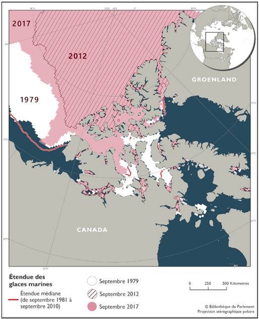 Carte illustrant l’étendue des glaces marines dans l’Arctique circumpolaire en septembre 1979, 2012 et 2017. Les glaces marines étaient les plus étendues en septembre 1979 et les moins étendues en septembre 2012. En septembre 1979, elles couvraient en entier la calotte polaire. Elles encerclaient aussi toutes les îles internes de l’Arctique canadien, du nord du Nunavut continental jusqu’à l’ouest de l’île de Baffin, s’étendant le long de la côte est de l’île d’Ellesmere au nord jusqu’à l’est des côtes du Groenland, gagnant presque le 70e parallèle. Les glaces marines s’étendaient ensuite au nord de Svalbard, en Norvège, puis au nord de la Russie continentale. Elles n’ont pas atteint les côtes du Yukon au Canada ou de l’Alaska aux États-Unis. En septembre 2012, les glaces marines couvraient une surface nettement moindre qu’en 1979 et elles étaient surtout concentrées autour du Pôle au-delà du 80e parallèle. En septembre 2017, les glaces marines n’ont pas atteint la Russie, mais s’étendaient de l’île d’Ellesmere au Nunavut à l’île Victoria. L’étendue médiane des glaces polaires pour les mois de septembre 1981 à 2010 est également indiquée sur la carte. Les limites sont semblables à celles de 1979, mais les glaces n’ont pas atteint la Russie continentale.
