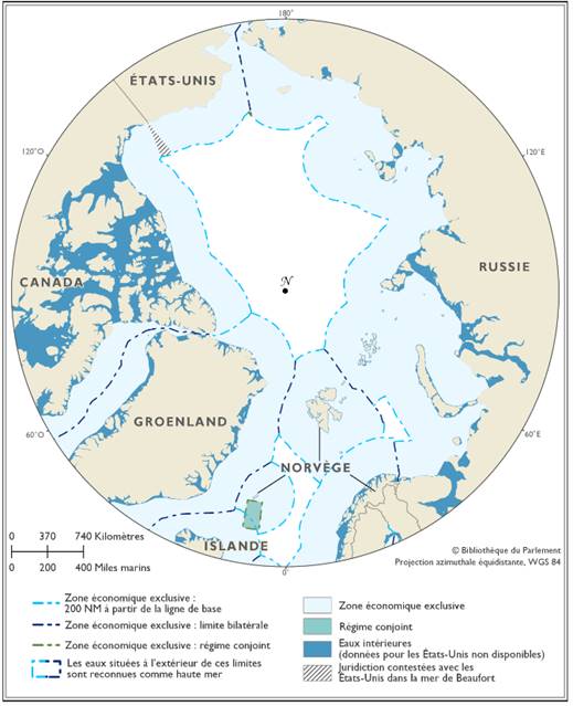 Carte montrant les zones maritimes et les frontières des pays dans l’Arctique. Elle illustre la zone économique exclusive de chacun des pays, soit la zone en eaux libres s’étendant jusqu’à 200 milles marins au-delà des lignes de base du pays. Une limite bilatérale est indiquée en cas de chevauchement des zones économiques exclusives, par exemple entre le Canada et le Groenland, la Norvège et le Groenland, la Norvège et la Russie, et la Russie et les États-Unis. Certaines régions en haute mer sont à l’extérieur des zones économiques exclusives (pôle Nord et petite région de l’océan entre la Norvège et l’Islande, et la Norvège et la Russie). La Russie et l’Alaska (États-Unis), ainsi que l’Islande et l’île de Jan Mayen (Norvège) ont établi des régimes mixtes dans des sections de leurs zones économiques exclusives. La carte indique également les zones de la mer de Beauport que se disputent le Canada et les États-Unis.