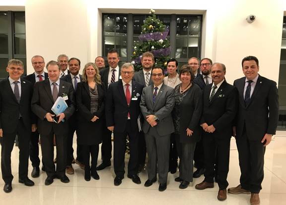 Photo des membres du Comité permanent des affaires étrangères et du développement international de la Chambre des communes en compagnie de députés faisant partie d’une délégation de la République de la Finlande de passage au Canada.
