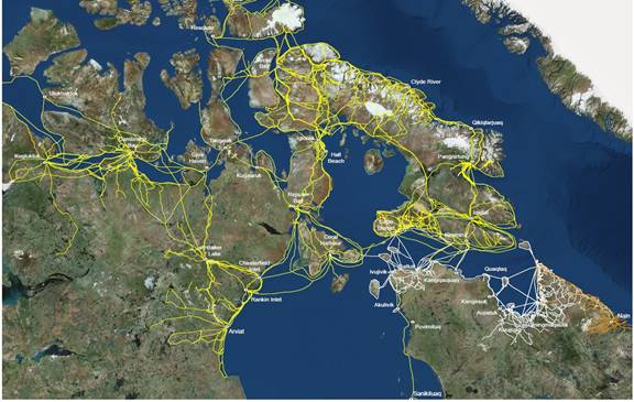 Carte montrant le réseau des passages inuits dans l’Arctique canadien, y compris les sentiers pour traîneaux, les sentiers terrestres estivaux et les voies de navigation. Ces passages, qui traversent des terres et des eaux, sillonnent le Labrador, le Nord du Québec, le Nunavut (incluant l’île de Baffin) et la limite nord-est des Territoires du Nord Ouest. 