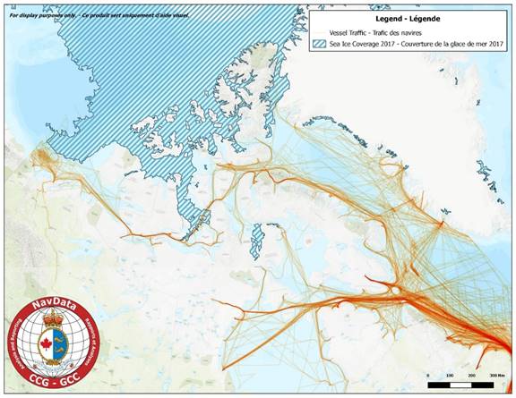 Image de l’Arctique canadien montrant la densité du trafic maritime et la couverture moyenne des glaces durant la saison de brise-glace estivale de 2017 (de juin à novembre). La densité du trafic maritime est illustrée selon une échelle allant de l’orange au rouge. Le rouge indique une densité plus élevée, et la couleur orange, une faible densité. L’image présente également la couverture des glaces de mer, qui s’étend sur une grande partie de l’archipel ouest. 