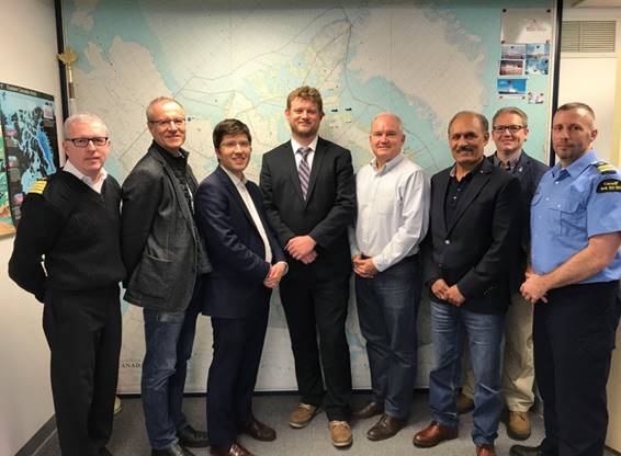 Photo des membres du Comité des affaires étrangères rencontrant des représentants et des agents de la Garde côtière au Centre des services de communications et de trafic maritimes d’Iqaluit, au Nunavut. 