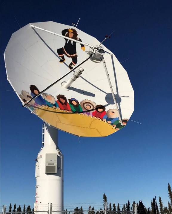Photo d’une antenne parabolique qui fait partie de la Station-relais pour satellites d’Inuvik. L’antenne est décorée d’une peinture inuite.