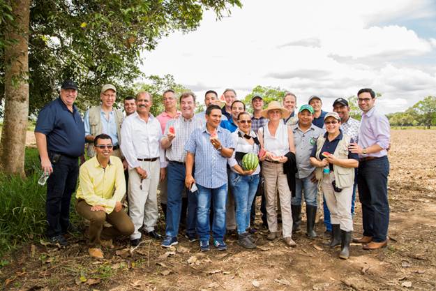 Visite d’une exploitation agricole de melons d’eau financée par le Canada par le truchement du projet <em>Procompite</em>, San Martin de Los Llanos, Colombie, 2 septembre 2016.
