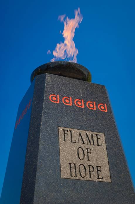Cette photo montre la Flamme de l’espoir, située dans le Sir Frederick G. Banting Square.
