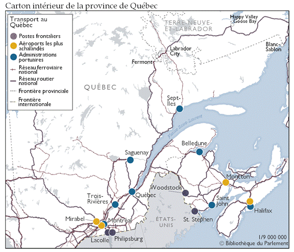 Texte en médaillon sur la province de Québec : Cette carte illustre les composantes du réseau de transport de la province de Québec qui tiennent lieu de foyers principaux d’activité commerciale. Les aéroports de fret les plus occupés se trouvent à Montréal et à Mirabel, et les principaux postes frontaliers sont ceux de Lacolle et de Philipsburg, à la frontière américaine. Plusieurs administrations portuaires supervisent le transport maritime à Montréal, à Trois Rivières, à Québec, à Saguenay et à Sept Îles, sur la côte Nord du Saint Laurent.