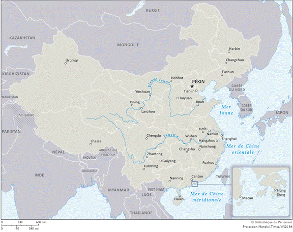 Cette carte montre la Chine, bordée au nord, à l’ouest et au sud par ses pays voisins, et au sud est et à l’est par les mers Jaune et de Chine méridionale. Dans le coin inférieur droit, on peut voir un plan rapproché de Macao et de Hong Kong montrant leurs péninsules et leurs archipels respectifs.