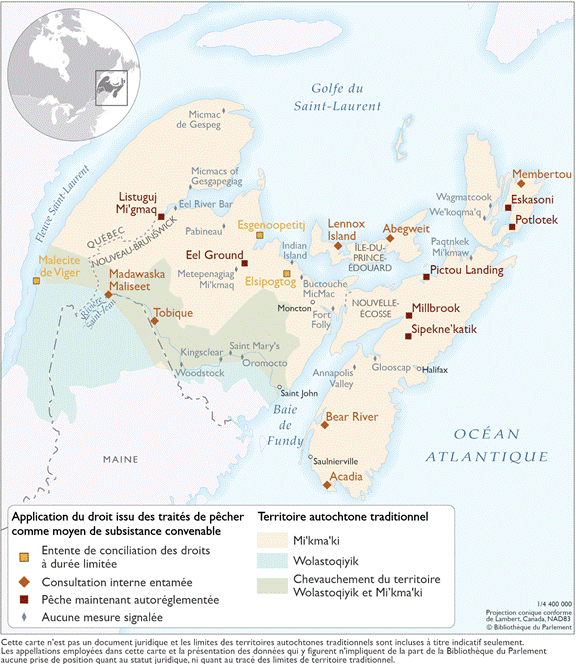 La carte montre l’état d’avancement de la mise en œuvre des droits de pêche issus de traités des Mi’kmaq et des Wolastoqiyik (Malécites) visant à assurer une subsistance convenable. Les Premières Nations pour lesquelles un accord de réconciliation des droits à durée limitée a été conclu sont désignées par un carré orange pâle au contour foncé. Les Premières Nations pour lesquelles on a entamé des consultations internes sur le lancement d’une pêche autorégulée visant à assurer une subsistance convenable sont désignées par un carré orange tourné de 45°. Les Premières Nations qui ont lancé une pêche autorégulée visant à assurer une subsistance convenable sont désignées par un carré bourgogne. Les Premières Nations où aucune mesure n’a été rapportée sont désignées par un petit losange gris pâle. La carte montre aussi les territoires autochtones traditionnels de Mi’kma’ki en beige, et de Wolastoqiyik en turquoise pâle.