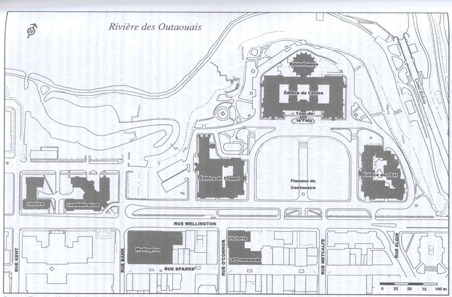 Image illustrant une carte des édifices de la cité parlementaire et des alentours. À gauche de l’image (côté ouest de la cité), se trouvent les édifices de la Justice et de la Confédération, bornés au sud par la rue Wellington et au nord par une colline qui descend jusqu’à la rivière des Outaouais. À droite de ces édifices sur l’image (un peu vers l’est), se trouvent les édifices de l’Ouest, du Centre et de l’Est, également bornés par la rue Wellington et la rivière des Outaouais. Au sud de la rue Wellington, au bas de l’image, se trouvent l’édifice Wellington, borné par les rues Bank et Wellington; l’édifice Victoria, au coin des rues O’Connor et Wellington; et l’édifice La Promenade, au coin des rues O’Connor et Sparks.