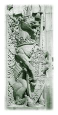 Photo de la sculpture en pierre de la licorne de l’arche principale de la Tour de la Paix. La licorne déploie les armoiries du Canada et le drapeau de la France royale.
