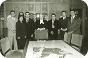 Le Président Milliken accueille les participants au Programme d'études des hauts fonctionnaires parlementaires, novembre 2005