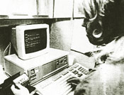 Une copiste transcrit une cassette audio.