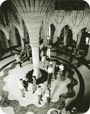 La colonne centrale du Hall de la Confédération