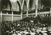 Le très hon. John A. Macdonald est assis dans la première rangée, à côté du fauteuil vide (1898)