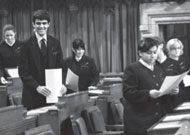 Photo des pages aux bureaux des députés avant la période des questions