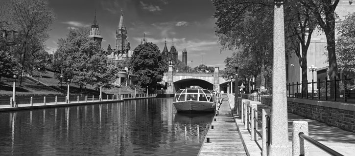 Photo de la Tour de la Paix donnant sur le canal Rideau