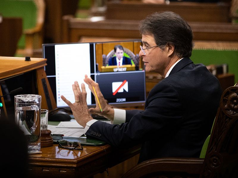 Photo du Président Rota qui préside une réunion du Comité spécial sur la pandémie de COVID-19 à la Chambre des communes