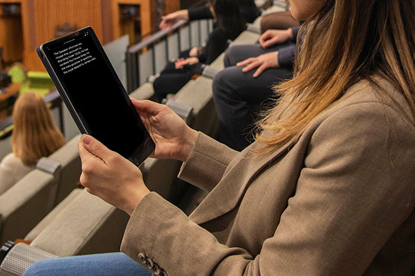 Système de transcription en direct dans les tribunes