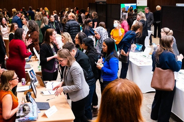 Personnes qui participent à la foire du Réseau des femmes en leadership