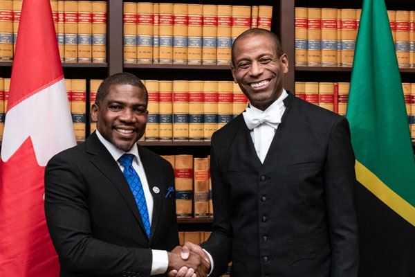 L’honorable docteur Terrance Drew, premier ministre de Saint-Kitts-et-Nevis et l’honorable Greg Fergus, Président de la Chambre des communes