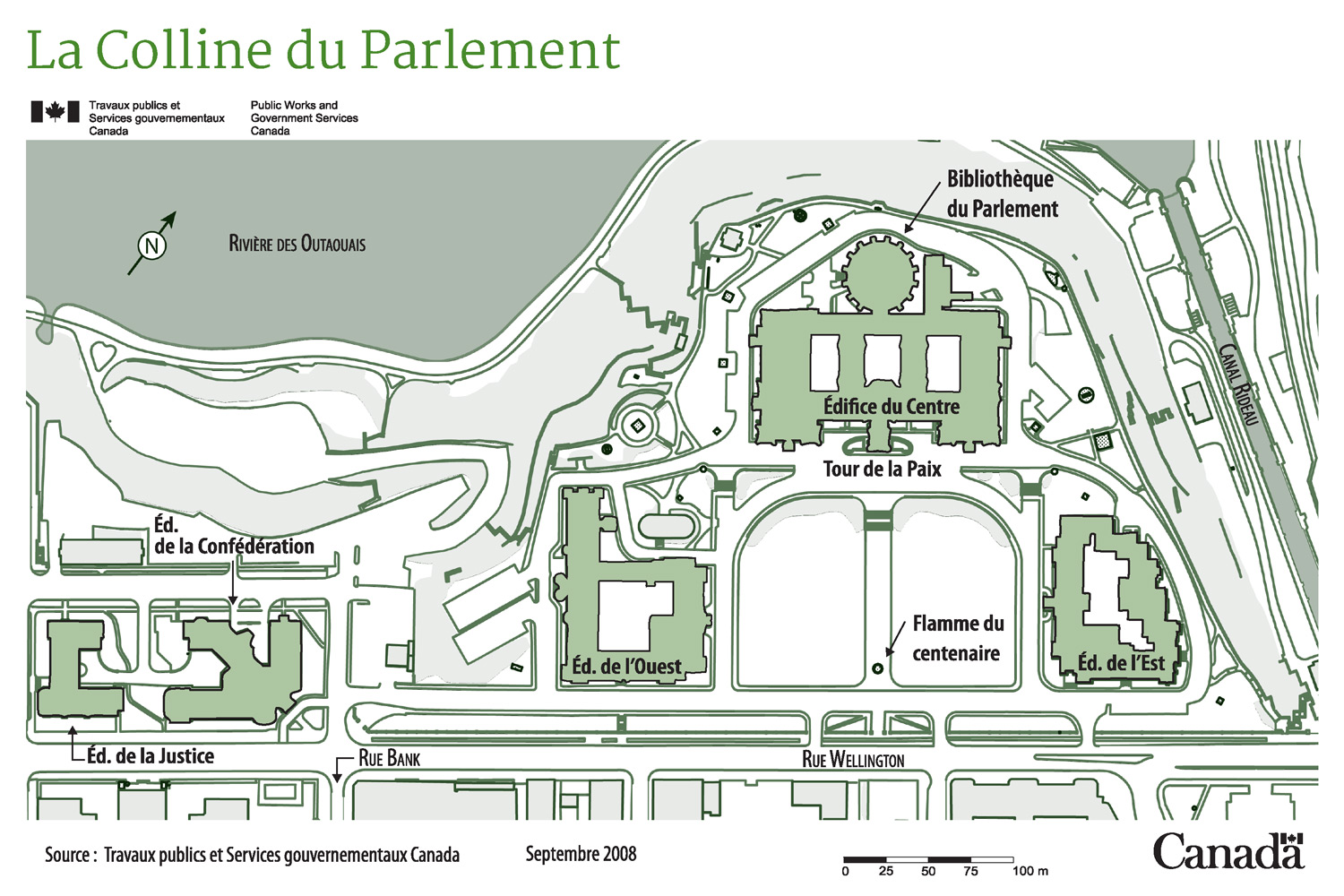 Cette carte illustre la Colline du Parlement à Ottawa, mettant en évidence les principaux points de repère et bâtiments. La rivière des Outaouais longe le bord nord, tandis que le canal Rideau borde l'est. Les éléments centraux comprennent l'édifice du Centre avec la Tour de la Paix et la bibliothèque du Parlement circulaire située derrière. Adjacent à l'édifice du Centre se trouvent l'édifice de l'Ouest et l'édifice de l'Est. La Flamme du Centenaire est indiquée près de la pelouse avant, entre les trois édifices. Les bâtiments environnants, tels que les édifices de la Confédération et de la Justice, sont situés sur la rue Wellington. Les rues et les sentiers sont étiquetés, et une échelle est incluse.